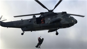 Ein SAR-Hubschrauber fliegt einen Einsatz über Sehestedt, um einen Mann aus einer Notlage während eines Orkans zu befreien.  