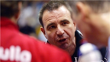 Jochen Fraatz gibt seinem Team Antwort.