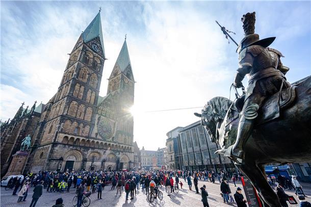 Als der Bremer St. Petri Dom eine neue Glocke erhielt, standen zahlreiche Zuscha...