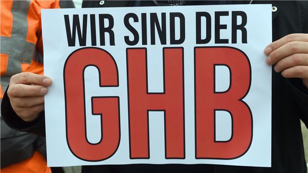 Als der Gesamthafenbetrieb (GHB) in die Insolvenz ging, entschlossen sich etliche Hafenarbeiter, zu klagen. Das GHB-System sei unzulässig, sie forderten die Übernahme durch die Hafenbetriebe. Das Bundesarbeitsgericht sieht das anders.