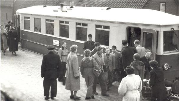 Als die Butjadinger Bahn noch mit dem "Silberpfeil" unterwegs war, hielt der auch vor dem Langen Jammer. Die Aufnahme entstand im Oktober 1955.