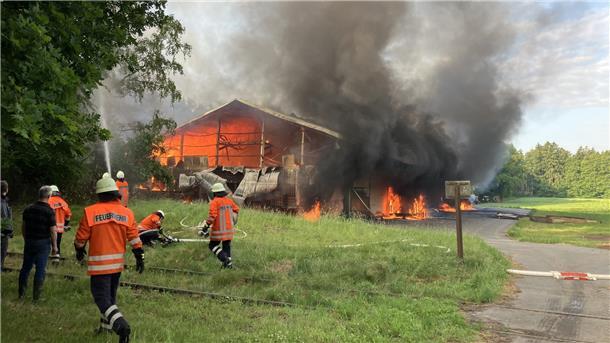 Großeinsatz: Lagerhalle in Ostereistedt abgebrannt - 1,3 Millionen Euro Schaden Als die ersten Einsatzkräfte eintrafen, war die 1.500 Quadratmeter große Lagerhalle bereits im Vollbrand.
