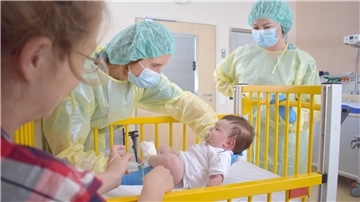 Als die kleine Zoe von ihrem Vormittagsschläfchen aufwacht, ist ihr die Gen-Ersatz-Therapie über eine Infusion gerade fertig verabreicht worden. Nun hofft das Klinikteam um Ärztin Dr. Birgit Kauffmann (Mitte), dass die Erkrankung dadurch dauerhaft aufgehalten werden kann.