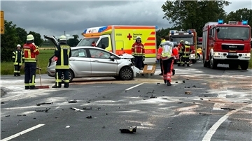 Als ein Trümmerfeld präsentierte sich die Kreuzung nach dem Unfall.