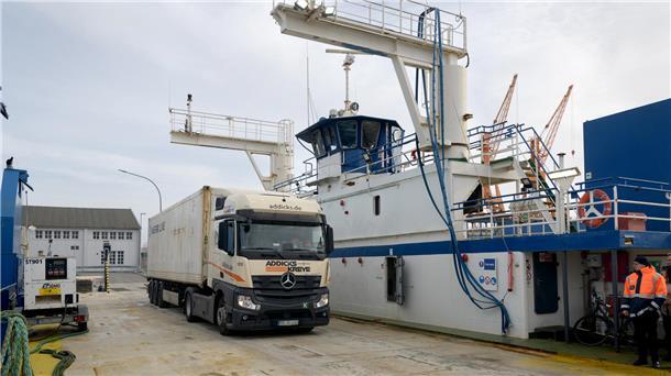 Lkw auf dem Deck einer Fähre