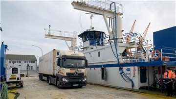 Lkw auf dem Deck einer Fähre