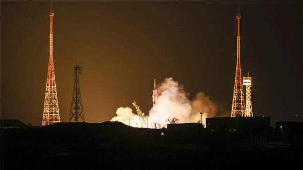 Als Ersatz für eine beschädigte Raumfähre ist eine unbemannte Sojus-Kapsel zur ISS gestartet.