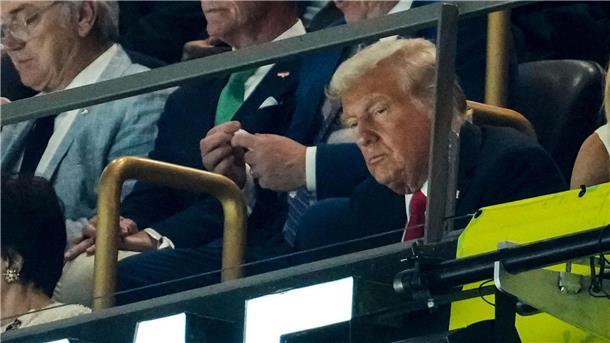 Als erster amtierender US-Präsident war Donald Trump live bei einem Super Bowl.