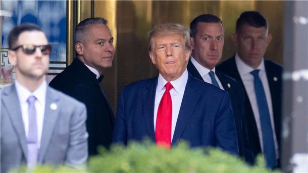 Als erster Ex-Präsident in der Geschichte der USA muss sich Donald Trump in einem Strafverfahren verantworten. Hier verlässt er gerade den Trump Tower in New York.