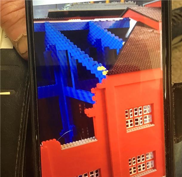 Als Erstes baut Maurer Uwe Naumann die Trägerkonstruktion eines Gebäudes, damit er alles weitere ohne Einsturzgefahr Legosteinchen für Legosteinchen darauf aufbauen kann. Auch das originalgetreue, mit Liebe zum Detail nachgebaute Modell der alten Nordsee am Handelshafen: Auf dem Handy hat der Bremerhavener alle Bauschritte dokumentiert.