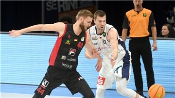 Als Ex-Quakenbrücker ist Eisbären-Center Robert Oehle (rechts) immer besonders motiviert gegen die Artland Dragons. Im Hinspiel gewannen die Dragons deutlich mit 88:69 in Bremerhaven.