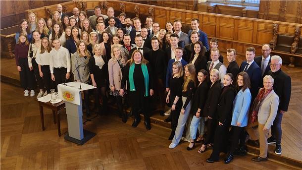Als Gäste im Rathaus: Bremer Welt-, Europa- und Deutsche Meisterinnen und Meister aus dem Tanzsport und aus dem Hockey.