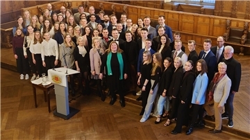 Als Gäste im Rathaus: Bremer Welt-, Europa- und Deutsche Meisterinnen und Meister aus dem Tanzsport und aus dem Hockey.