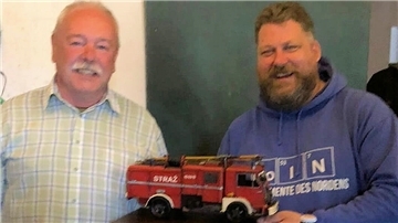 Als Gastgeschenk an die Wremer überreichte Piotr Pakula (links), der Preses der polnischen Wehr, das Modell eines Tanklöschfahrzeugs an Ortsbrandmeister Markus Heimbüchel, Foto Stehn