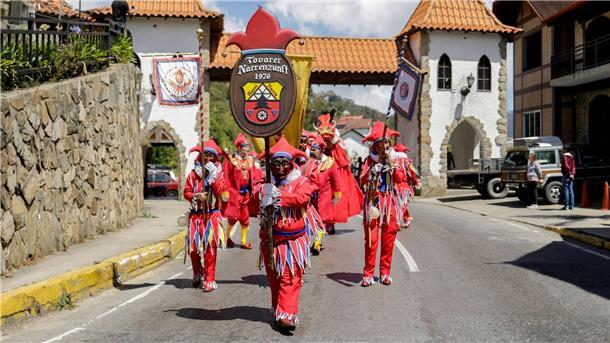 Venezolaner pflegen Fastnachtsbrauch vom Kaiserstuhl Als Jokili verkleidete Menschen nehmen an einer Parade durch Colonia Tovar teil.