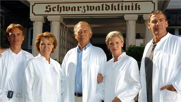 Als junger Gott in Weiß spielte Hehn (1. von recht) an der Seite von Klausjürgen Wussow (Mitte) und Gaby Dohm (2. von links) in der Schwarzwaldklinik. (Archivfoto)