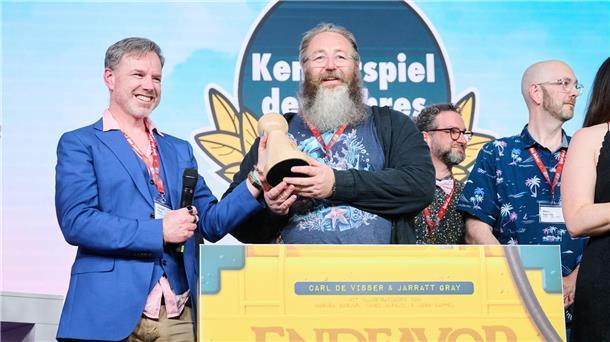 Als „Kennerspiel des Jahres“ wurde „Endeavor: Die Tiefsee“ von Carl de Visser (2.v.l.) und Jarrat Gray (l) ausgezeichnet.