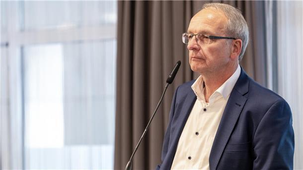 Als kommissarischer Präsident steht Henry Bischoff an der Spitze des Bremer Fußball-Verbandes. Das soll aber nicht lange so bleiben.