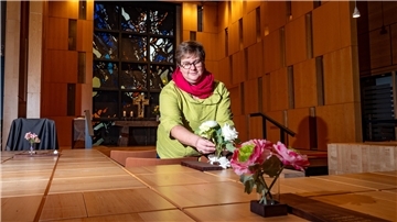 Pastorin Anneke Ihlenfeldt im Kolumbarium