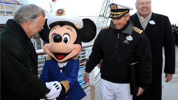 Als Micky Maus zu Gast war: An der Columbuskaje findet 2010 der „Disney Dream“- Flaggenwechsel mit Bernard Meyer, Kapitän Tom Forberg und Karl Holz statt. 