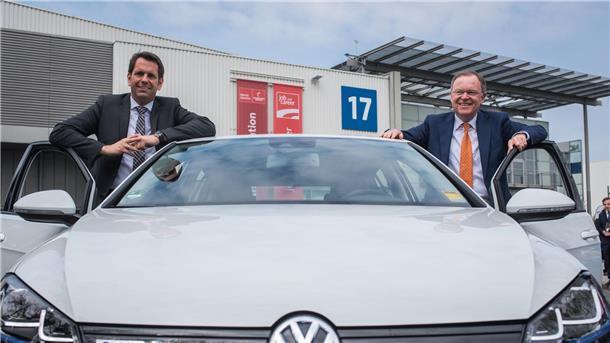 Als Ministerpräsident sitzt Lies (l) für Niedersachsen im VW-Aufsichtsrat. Auch 2015 war er dabei – als Wirtschaftsminister an der Seite des früheren Regierungschefs Stephan Weil (r). (Archivbild)