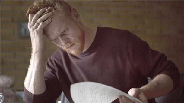 „Cry Wolf“: Dänische Serie über häusliche Gewalt Als Simon (Peter Plaugborg) zum ersten Mal Hollys Aufsatz liest, kann er nicht fassen, dass seine Stieftochter ihn beschuldigt, ihr Gewalt angetan zu haben.