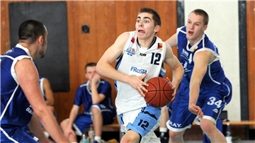 Als Spieler aus dem eigenen Nachwuchs ist Adrian Breitlauch eine Identifikationsfigur der Eisbären Bremerhaven. Das Bild zeigt den Shooting Guard bei einem U19-Spiel.