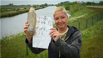 Als Susanne Gennrich die Flaschenpost des kleinen Jan Braun in der Lune gefunden hat, bekam die Anglerin vor Freude Tränen in den Augen.
