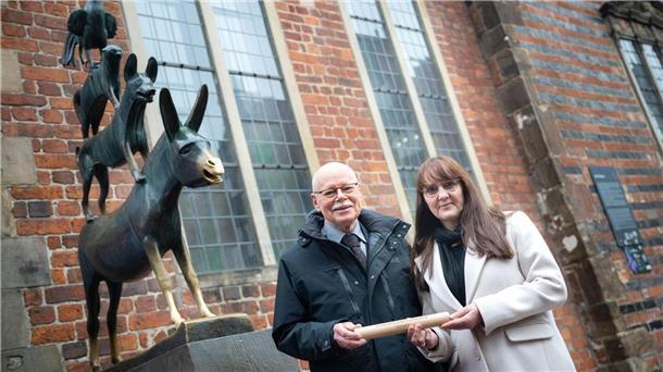 Bremen übernimmt Vorsitz der Innenministerkonferenz Als Symbol für den Wechsel übergab Brandenburgs Innenministerin Katrin Lange (SPD) das IMK-Staffelholz an den Bremer Innensenator Ulrich Mäurer (SPD).