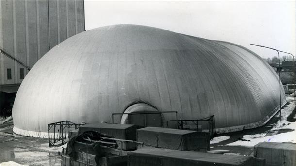 Schwarz-weiß und schick: Alte Bilder zeigen Arbeit im Hafen von Brake Als wäre ein Ufo gelandet: Eine Halle für Getreide.