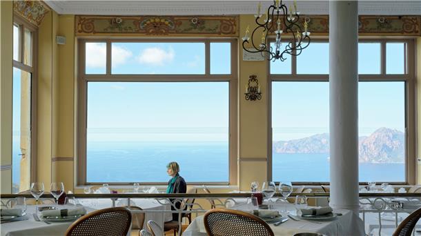 Als wäre sie eine einsame Gestalt, die der amerikanische Maler Edward Hopper erdacht hat: Die Fotografin Elina Brotherus sitzt ganz allein im Speisesaal eines Hotels auf Korsika.