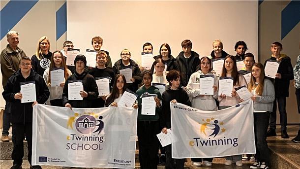 Viele Mensche stehen in einer Gruppe zusammen.