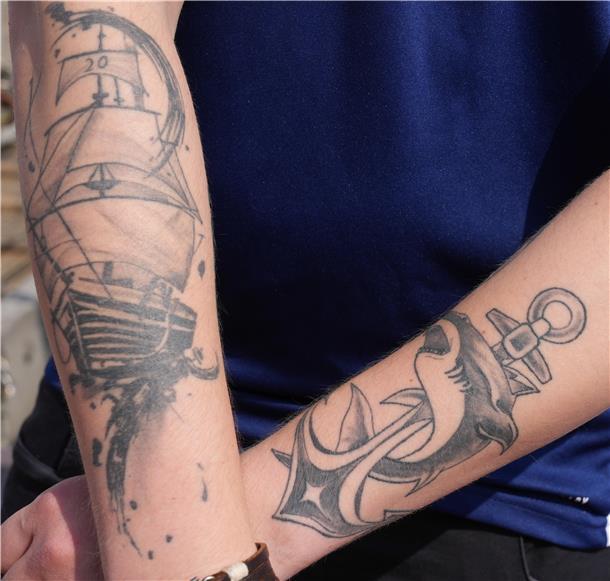 Maritime Tage in Bremerhaven: Das sind die coolsten Tattoos auf dem Fest (Fotos) Also, wenn das nicht maritime Tattoos sind! Dieser junge Mann aus Vahr kombiniert einen Hai samt Anker mit einem Schiff.