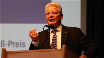 Alt-Bundespräsident Joachim Gauck während seiner Rede nach der Verleihung des siebten Johann-Heinrich-Voß-Preises in den Otterndorfer Seeland-Hallen.