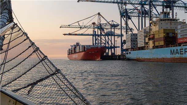 Alt und neu: Der Bugspriet der „Zuiderzee“ vor zwei Containerriesen am Containerterminal.