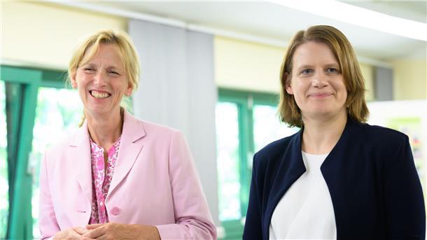Prien und Lies wollen bei Bildung enger zusammenarbeiten Alte Bekannte aus der Kultusministerkonferenz: Karin Prien (l) war lange Bildungsministerin in Schleswig-Holstein, Julia Willie Hamburg leitet das Kultusressort in Niedersachsen.
