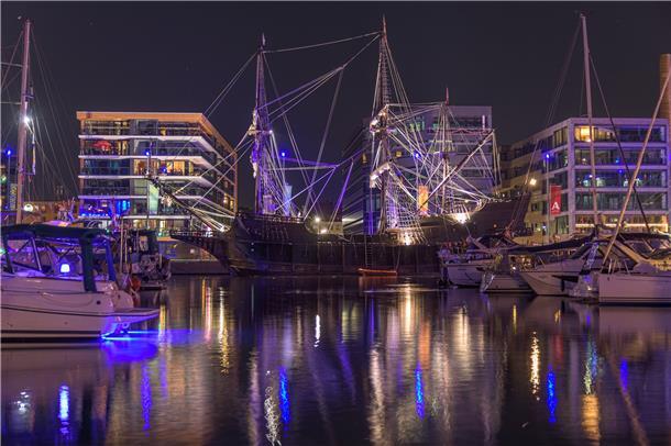 Alte und neue Formen: Die "El Galeon" bei Nacht.