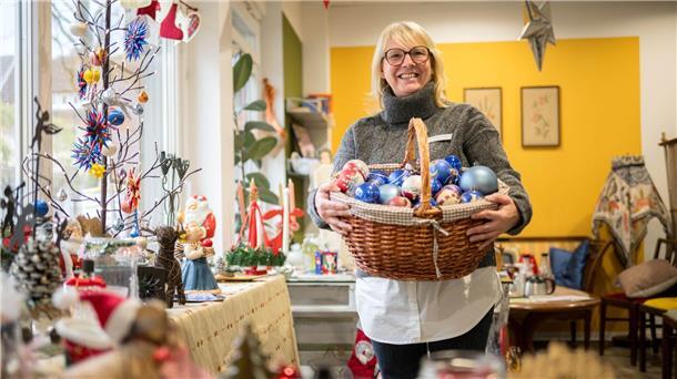 Kerzen und Kugeln - Tauschbörse für Weihnachtsdeko Alten Schmuck abgeben, neue Deko mitnehmen: Die Klimaschutz-Werkstatt in Bremerhaven organisiert eine Weihnachtsdeko-Tauschbörse.