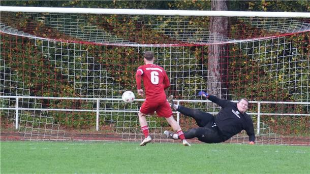 TSV Sievern baut Tabellenführung aus - Blitztore beim TSV Altenwalde Altenwaldes Kapitän Mergard überwindet Stotels Keeper Lukas Jürgens per Foulelfmeter zum 3:1-Endstand.