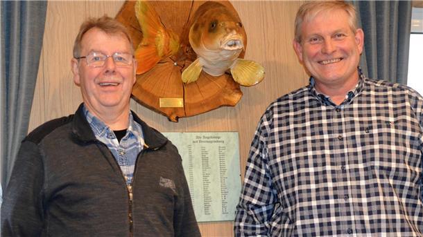 Alter und neuer Vorstand mit Fisch: Den kapitalen Karpfen finden Erich Sengstaken (links) und Holger Hoppe klasse, wenn sie ihn auch nicht selbst aus dem Flögelner Seeabfluss herausgezogen haben.