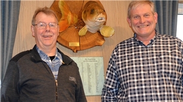 Alter und neuer Vorstand mit Fisch: Den kapitalen Karpfen finden Erich Sengstaken (links) und Holger Hoppe klasse, wenn sie ihn auch nicht selbst aus dem Flögelner Seeabfluss herausgezogen haben.