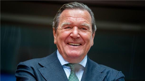 SPD: Altkanzler Schröder für 60 Jahre Mitgliedschaft geehrt Altkanzler Gerhard Schröder lacht in Berlin.