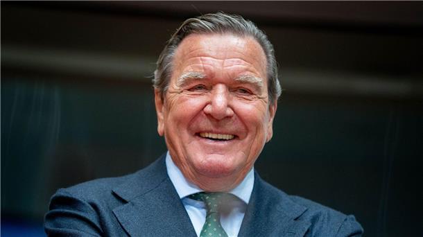 Gericht prüft Klage von Altkanzler Schröder gegen Bundestag Altkanzler Gerhard Schröder verlangt vom Bundestag die Wiederherstellung seiner im Mai 2022 entzogenen Sonderrechte.
