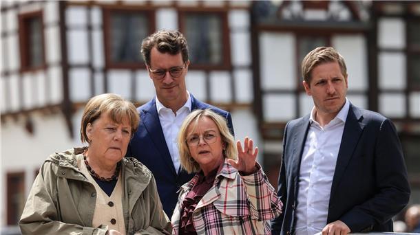 Merkel löst Versprechen ein: Rückkehr ins Flutgebiet Altkanzlerin Angela Merkel (l-r), NRW-Ministerpräsident Hendrik Wüst, Bürgermeisterin Sabine Preiser-Marian und Landrat Markus Ramers in Bad Münstereifel.