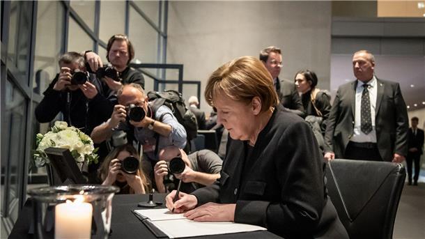 Trauerstaatsakt für Wolfgang Schäuble in Berlin Altkanzlerin Angela Merkel schreibt ins Kondolenzbuch.