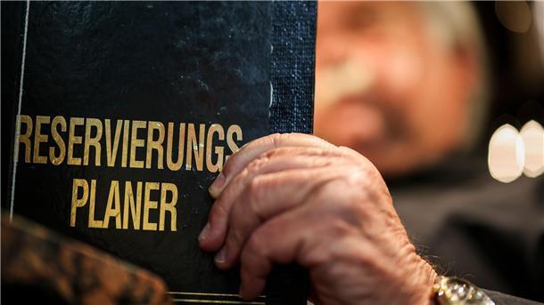 Altmodisch? Ein Gastronom schaut in sein Reservierungsbuch.