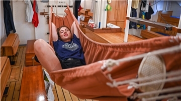 Alva Cronberg (19) aus Schweden gehört zu den Freiwilligen und Auszubildenden auf der „Christian Radich“. Gemeinsam mit der Stammcrew lebt und arbeitet sie an Bord.