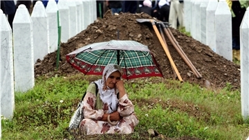 Am 11. Juli 1995 begannen bosnisch-serbische Truppen mit der Erstürmung Srebrenicas: Wie hier 2009 werden noch immer Opfer von damals beigesetzt, deren Überreste in Massengräbern gefunden wurden. 