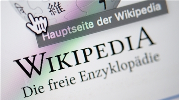 Unter einem Cursor steht auf der Startseite mit dem Logo der deutschsprachigen Internet-Enzyklopädie Wikipedia «Hauptseite der Wikipedia». 