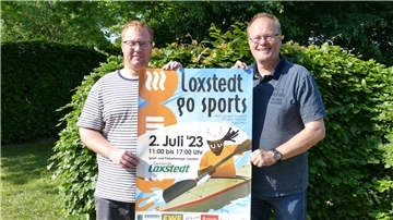 Am 2. Juli wird die Sport- und Freizeitanlage in Loxstedt ganz im Zeichen von „Loxstedt go sports“ stehen. Darauf freuen sich auch Organisator Jannik Böckhaus-Müller (links) und Loxstedts Erster Gemeinderat Holger Rasch.